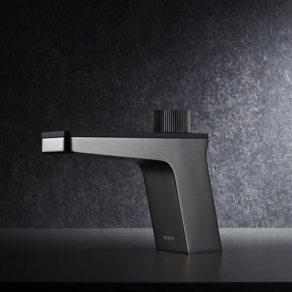 Смеситель lava we 0900 lat. Смеситель матрикс. Смесители темно серые. Смеситель для раковины grohe essence new. Черный смеситель облез.